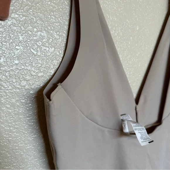 Leonisa Undetectable Edge Mid-Thigh Bodysuit Shaper Sz Large